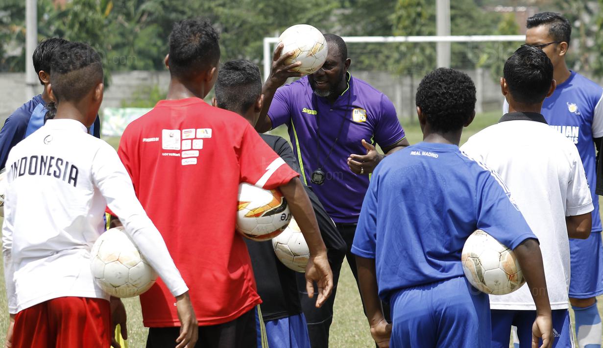 Mantan pelatih Indonesia, Jacksen F. Tiago, memberikan arahan kepada pemain SSB Tulehu Putra saat pelatihan di Brazilian Soccer School, Bekasi, Kamis (7/12/2017). Sebanyak 13 anak Maluku ikut pelatihan Liga Remaja UC News. (Bola.com/M Iqbal Ichsan)