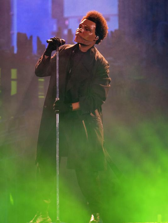 <p>The Weeknd dalam The After Hours Til Dawn Global Stadium Tour di Atlanta pada 11 Agustus 2022. (Foto: Paul R. Giunta/Invision/AP)</p>