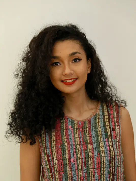 Sebagai adik dari Shanty (karakter Gendhis) dan Tara Basro (Ella) yang memiliki kulit hitam, Tatyana harus bisa menyamakan kulitnya dengan kakaknya tersebut.  (Galih W. Satria/Bintang.com)