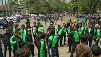 Foto ratusan pengemudi ojek online berkumpul di depan gedung DPRD Sumsel yang diposting di instagram @gojekplg (Liputan6.com / ist - Nefri Inge)