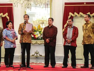 Presiden Jokowi (tengah) didampingi Ketua Pansel Calon Anggota Komisi Yudisial Harkristuti Harkrisnowo (ketiga kiri) memberi keterangan pers terkait hasil seleksi calon anggota KY, di Istana Merdeka, Jakarta, Rabu (3/9/2015). (Liputan6.com/Faizal Fanani)