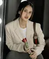 Asila Maisa tampil dengan gaya kasual. Mengenakan blazer khaki, ia tampak menyandangkan tas Gucci di bahunya. [Foto: Instagram/ Asila Maisa]