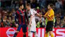 Football - FC Barcelona v Bayern Munich - UEFA Champions League Semi Final First Leg - The Nou CaLuis Suarez (kiri) beradu mulut dengan Bastian Schweinsteiger sampai harus dipisahkan wasit Nicola Rizzoli. (Reuters/Albert Gea)