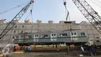Petugas menurunkan gerbong KRL seri 6000 yang tiba di Pelabuhan Tanjung Priok, Jakarta, Jumat (29/7). Pada tahap pertama tahun ini, PT KAI Commuter Jabodetabek mendatangkan 30 dari 60 unit KRL Tokyo Metro Jepang. (Liputan6.com/Immanuel Antonius)