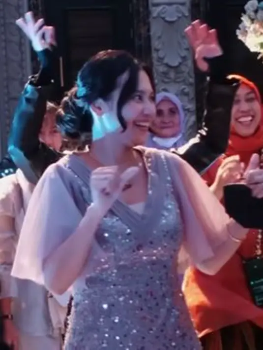Kesendirian Indah Permatasari ternyata tidak membuatnya larut dan bersedih. Aktris 25 tahun ini bahkan ikut berjoget bersama dengan keluarga dan tamu undangan yang datang. Ia tampak bahagia di momen pernikahan sang adik. (Liputan6.com/YouTube/@Indah Permatasari)