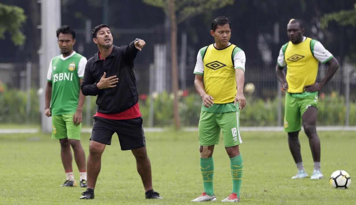 Pelatih Bhayangkara FC, Alfredo Vera, memberikan arahan kepada pemainnya saat latihan di Lapangan ABC Senayan, Jakarta, Rabu (13/2). Latihan ini merupakan persiapan Piala Indonesia dan Piala Presiden. (Bola.com/Yoppy Renato)