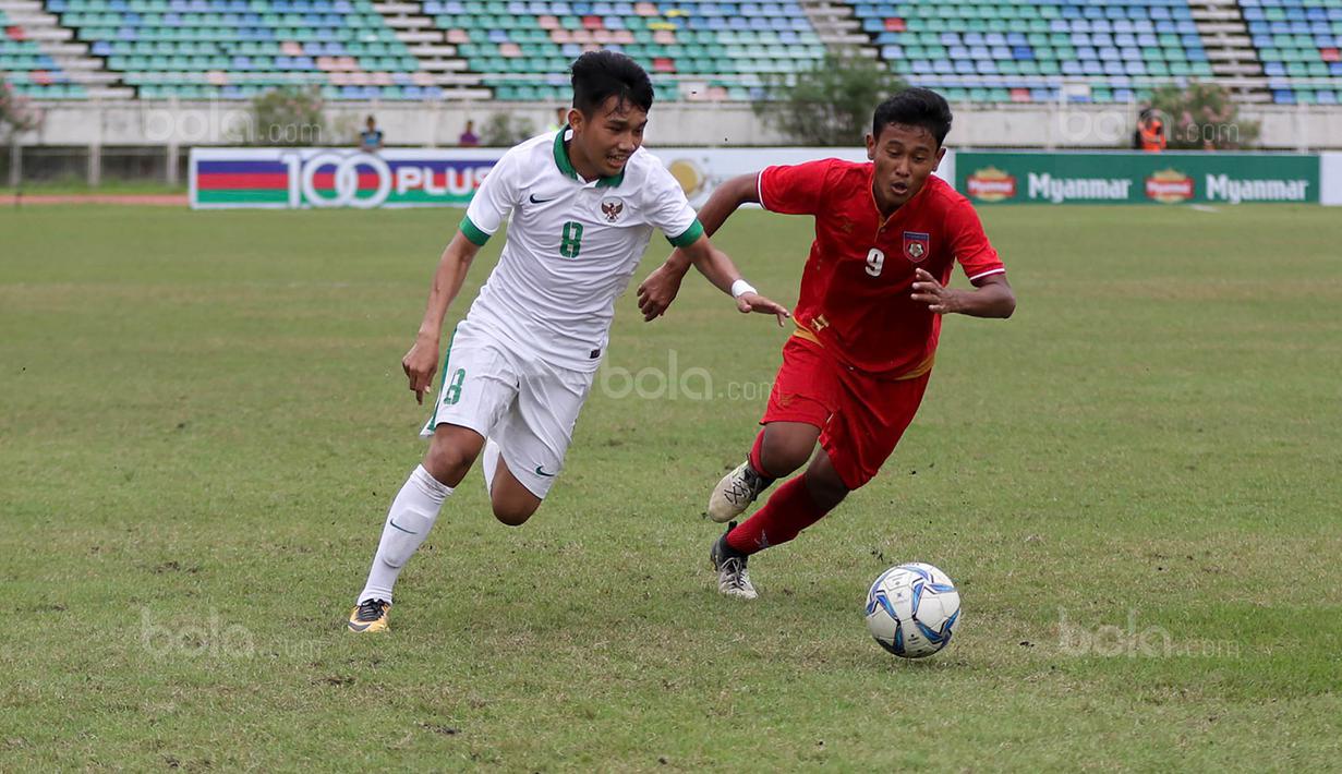Pemain Timnas Indonesia U-19, Witan Sulaeman, saat pertandingan melawan Myanmar pada laga Piala AFF U-18 di Stadion Thuwunna, Minggu (17/9/2017). Indonesia menang 7-1 atas Myanmar. (Liputan6.com/Yoppy Renato)