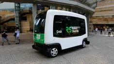Robot Shuttle saat didemonstrasikan di Tokyo, Jepang, Kamis (7/7). Robot Shuttle adalah bus kemudi otomatis sehingga tak membutuhkan sopir untuk pengoperasiannya. (REUTERS / Toru Hanai)