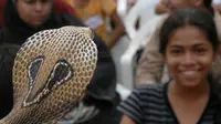 Seorang remaja tak tewas meski telah 30 kali dipatuk ular berbisa. Ia pun dianggap dewa oleh masyarakat di desanya.