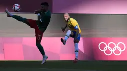 Kapten Brasil, Daniel Alves nyaris mencetak gol lewat tendangan bebas di menit ke-23. Namun, sepakannya masih mampu ditahan kiper Meksiko, Guillermo Ochoa. Skor imbang bertahan hingga peluit turun minum dibunyikan. (Foto: AP/Fernando Vergara)