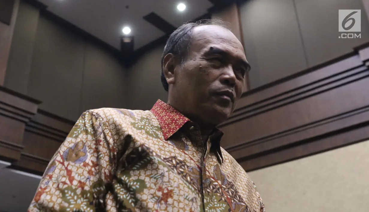 Mantan Direktur Utama PT Asuransi Jasa Indonesia, Budi Tjahjono saat jeda sidang pembacaan putusan di Pengadilan Tipikor, Jakarta, Rabu (10/4). Hakim menjatuhkan hukuman pidana kepada Budi Tjahjono 7 tahun penjara dan denda Rp 300 juta. (Liputan6.com/Helmi Fithriansyah)