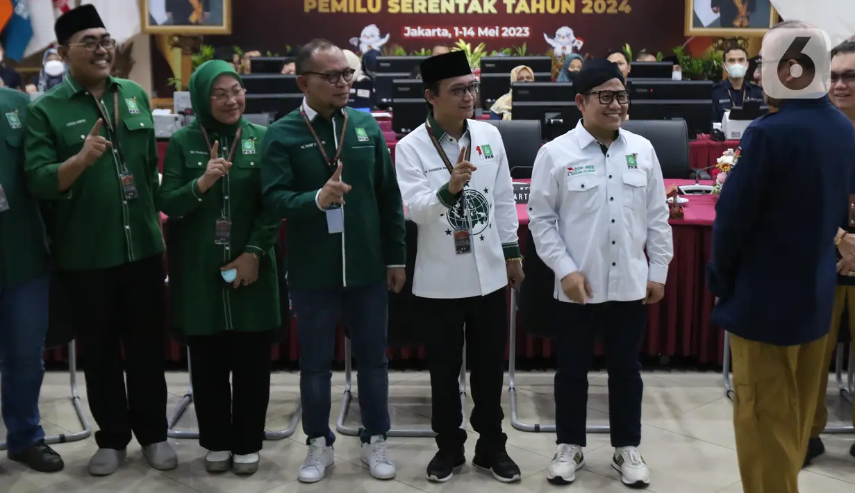 Ketua Komisi Pemilihan Umum (KPU) Republik Indonesia, Hasyim Asy'ari (kanan) berbincang usai menerima pendaftaran Bakal Calon Legislatif (Bacaleg) dari Partai Kebangkitan Bangsa (PKB) di Gedung KPU RI, Jakarta, Sabtu (13/5/2023). (Liputan6.com/Helmi Fithriansyah)