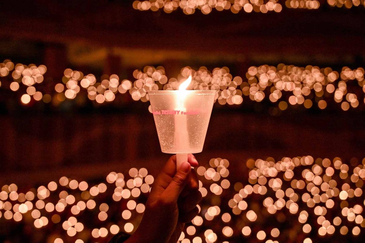 FOTO: Ribuan Lilin Menyala dalam Doa Natal di Gereja Bethany Nginden Surabaya