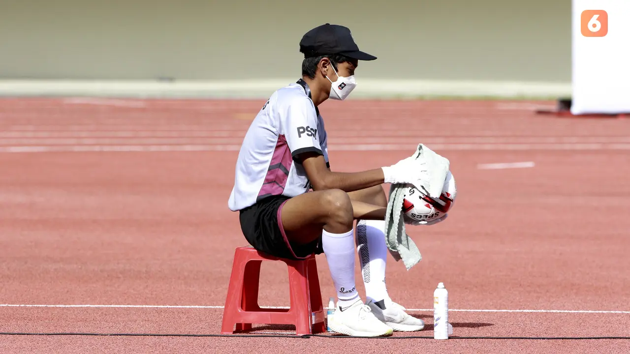 FOTO: Prokes Ketat di Piala Menpora, Petugas Semprotkan Cairan Disinfektan di Lapangan