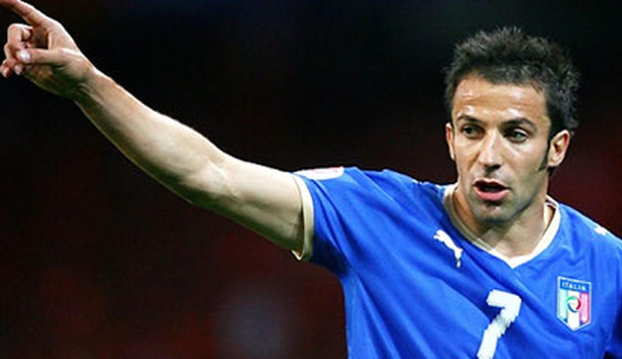 Italian forward Alessandro Del Piero gestures during the Euro 2008 Championships Group C football match the Netherlands vs. Italy on June 9, 2008 at the stade de Suisse in Bern. AFP PHOTO - DDP / RONNY HARTMANN