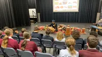 Sejumlah murid di Cardijn College, Australia Selatan mengikuti workshop bermain kendang. (ABC News: Natasya Salim)