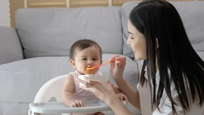 keluarga juli makan makanan bergizi