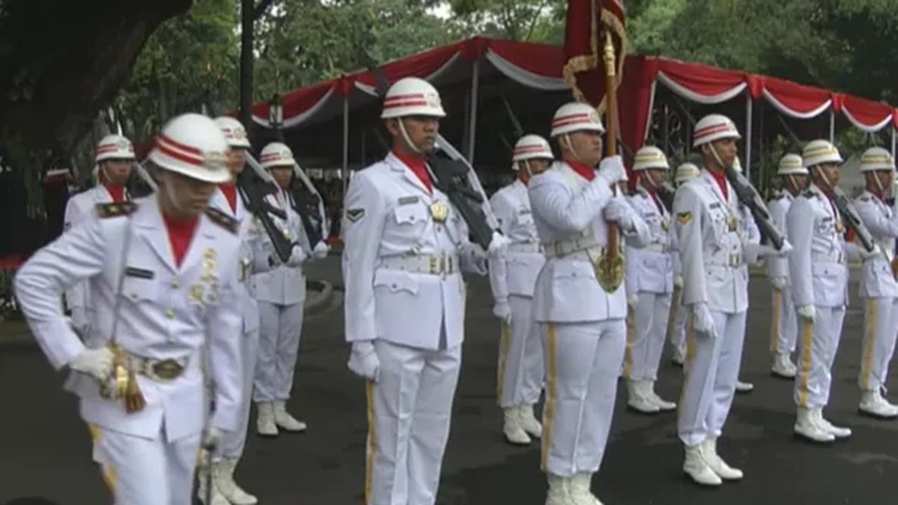 Komandan Pasukan Pingsan Saat Upacara