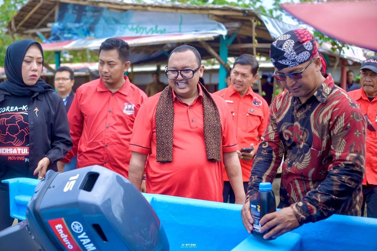 Anggota DPR RI Kaisar Beri Bantuan Kapal Untuk Generasi Muda Cilacap