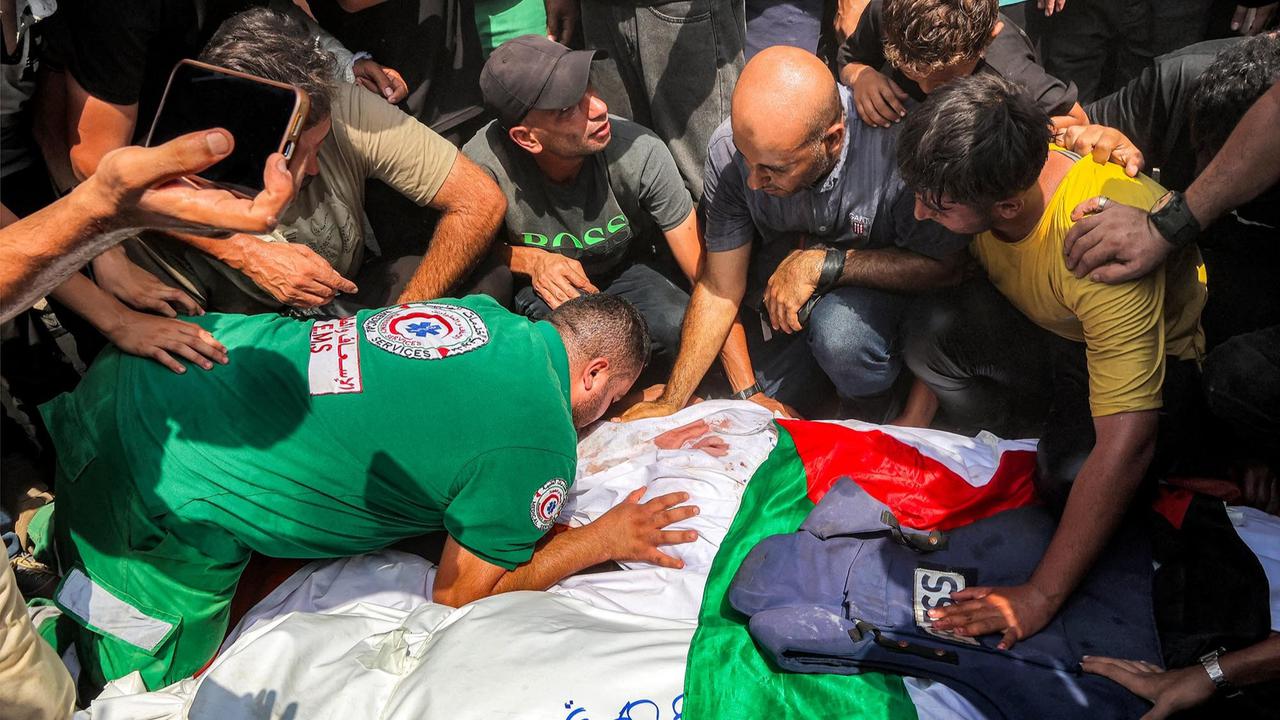 FOTO: Tangis Haru Iringi Pemakaman Lima Jurnalis Al Jazeera Korban Serangan Israel di Gaza