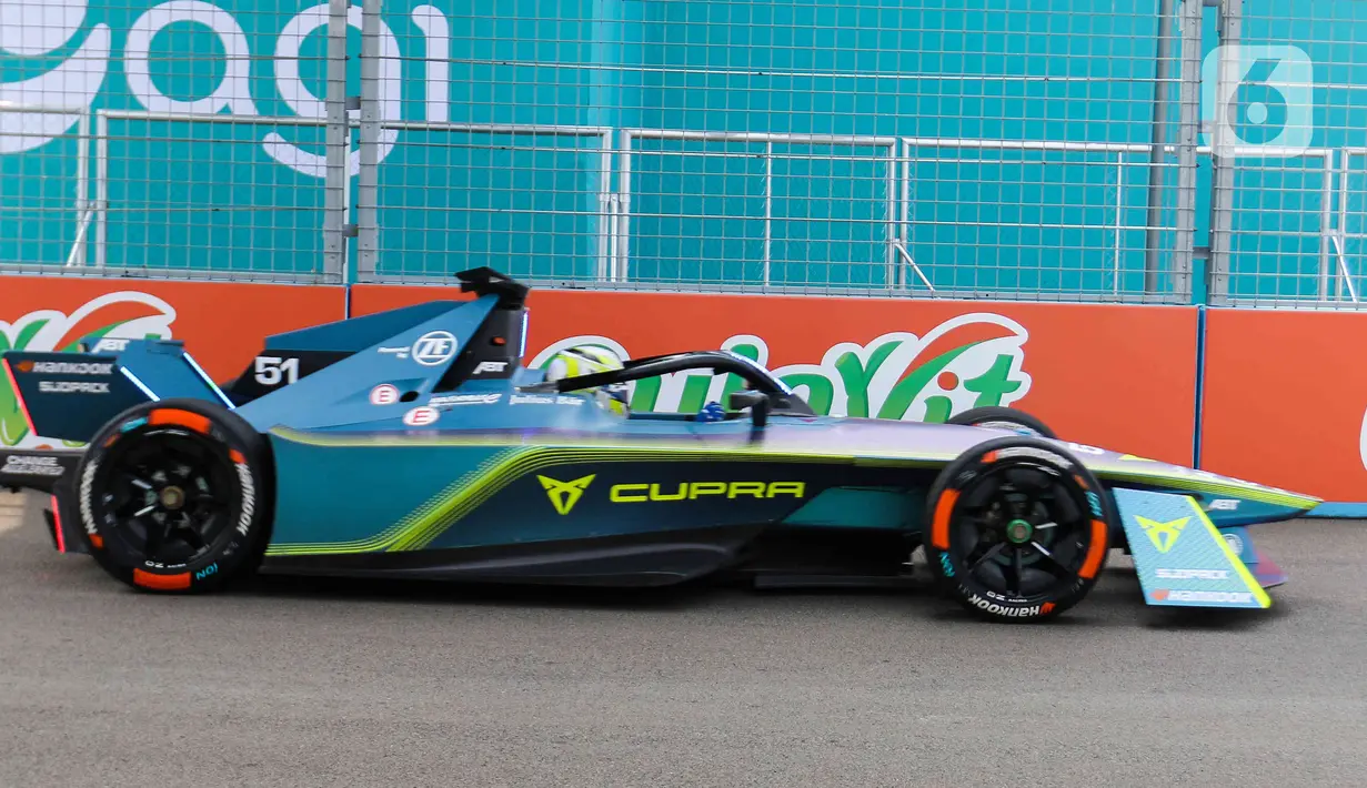 Pembalap tim ABT Cuprab Formula E Team, Nico Mueller melaju saat kualifikasi seri kesebelas balapan Formula E 2023 Jakarta di Jakarta International E-Prix Circuit (JIEC), Jakarta, Minggu (4/6/2023). (Liputan6.com/Herman Zakharia)