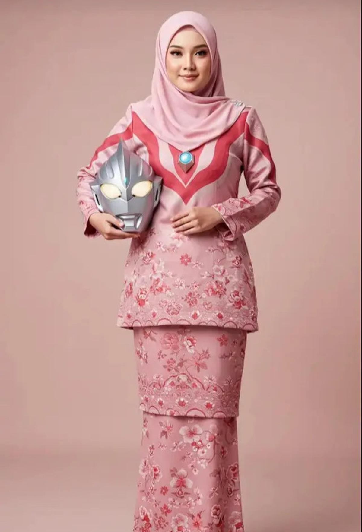 6 Potret Baju Lebaran Ultraman Ini Unik, Jadi Pusat Perhatian di Hari Raya