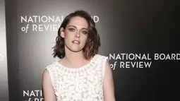 Aktris Kristen Stewart berpose saat menghadiri acara National Board of Review Gala 2015 di New York, Selasa (5/1/2016). Mantan kekasih Robert Pattinson itu tampil cantik mengenakan  mini dress putih pita-pita. (REUTERS / Andrew Kelly)