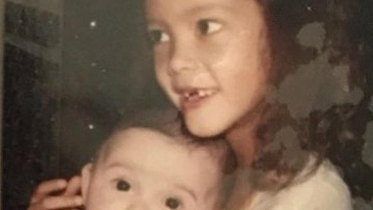 Pemilik nama lengkap Julie Estelle Gasnier merupakan wanita kelahiran Jakarta, 4 Januari 1989.