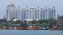 Sejumlah perahu berbahan botol plastik bekas karya Pasukan Oranye DLH DKI Jakarta berjajar di kawasan Danau Sunter Selatan, Jakarta Utara, Selasa (13/10/2026). Melalui Festival Perahu Cinta Lingkungan (CiLung Fest) 2026, masyarakat diajak meningkatkan kepedulian terhadap lingkungan dengan mengurangi penggunaan plastik sekali pakai dan memanfaatkan kembali barang bekas. (KLY/Budy Santoso)