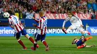 Gelandang Real Madrid, Luca Modric Berusaha  menendang bola ke arah kiper Atletico Madrid  di leg 8 besar Liga Champions di Vicente Calderon, Spanyol Rabu (15/4/2015). Atletico Madrid bermain imbang 0-0 dengan Real Madrid. (Reuters/Paul Hanna)