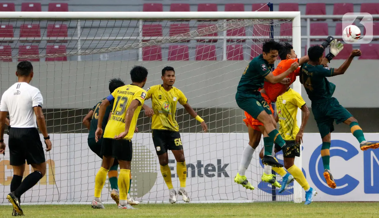 Kiper Barito Putera, Muhammad Riyandi (kedua kanan) berusaha menangkap bola saat menghadapi Persikabo 1973 dalam laga matchday ke-3 Grup A Piala Menpora 2021 di Stadion Manahan, Solo, Selasa (30/3/2021). Barito dan Persikabo 1973 bermain imbang 2-2. (Bola.com/Ikhwan Yanuar)