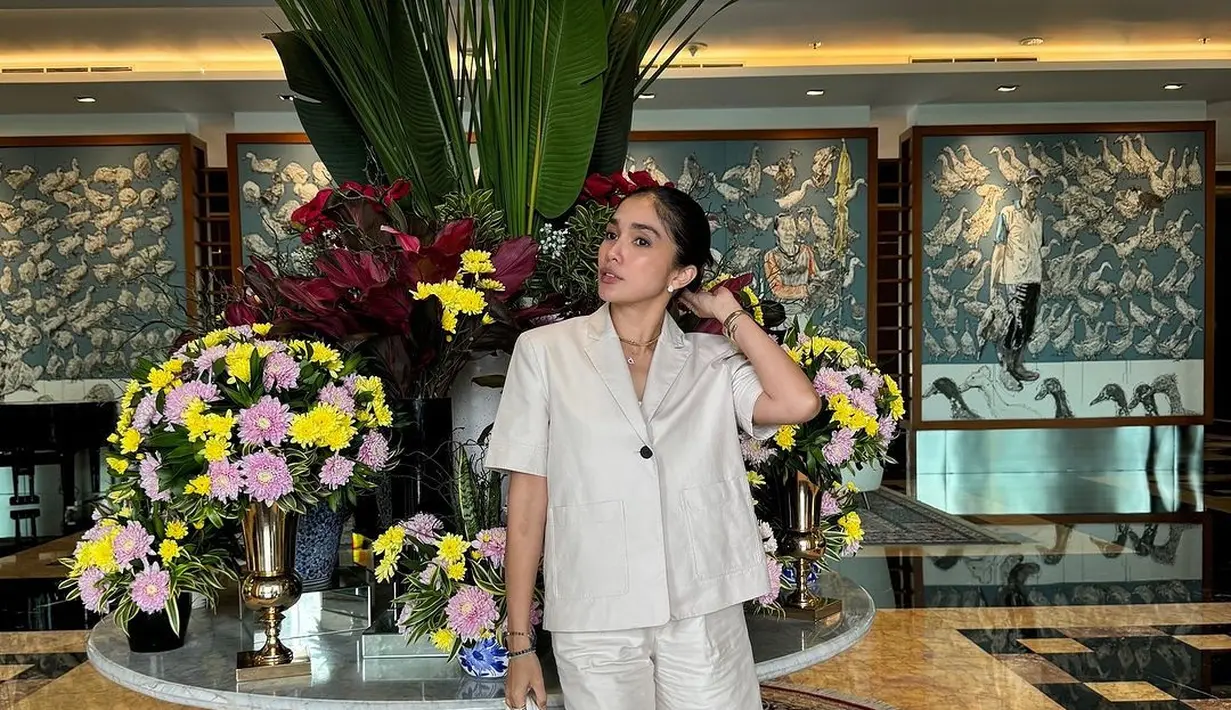 Selain olahraga, Ussy juga disiplin menjaga pola makan yang seimbang. Pola hidup sehat inilah yang membuatnya terus tampil memesona, bahkan ketika memilih outfit kasual seperti celana pendek.   (Liputan6.com/IG/@ussypratama)