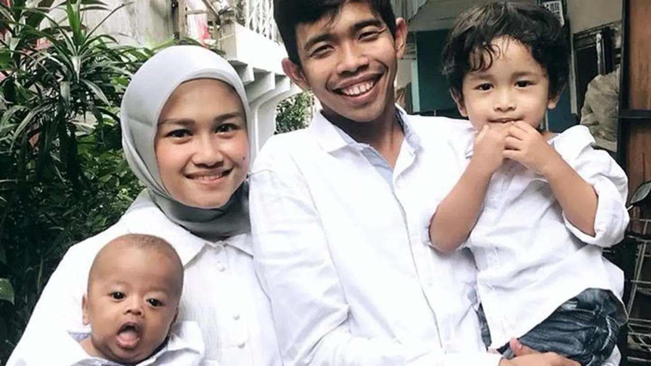 Jarang Tersorot, Ini 6 Momen Kompaknya Dede Sunandar dan Istri