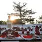 Monumen berupa patung tangan mengepal dikelilingi relief tentang perjalanan kemerdekaan RI ini dahulunya merupakan markas pasukan Pembela Tanah Air yang juga sebagai tempat awal Soekarno-Hatta saat tiba di Rengasdengklok. (Merdeka.com/Iqbal S. Nugroho)