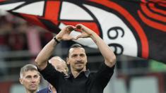 Pemain AC Milan, Zlatan Ibrahimovic, memberikan isyarat cinta kepada ribuan suporter setelah memberikan pidato perpisahannya dari dunia sepakbola di San Siro, Senin (5/6/2023) dini hari WIB. (AP Photo/Antonio Calanni)