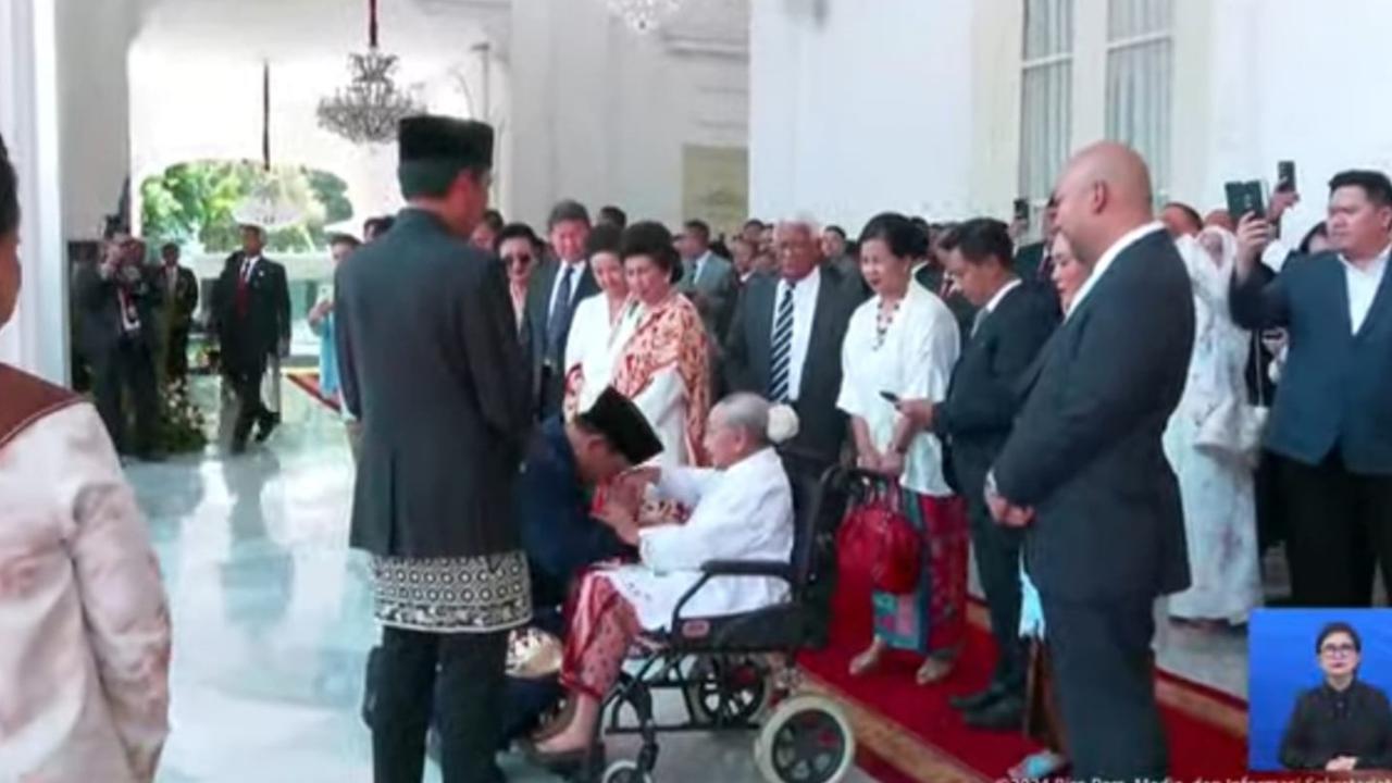 VIDEO: Momen Prabowo Sungkem di Istana, Cium Tangan Wanita Berusia 105 Tahun
