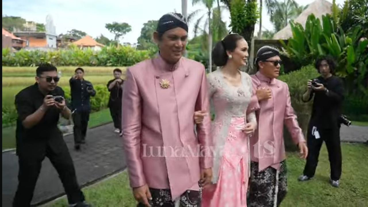 Potret Ismael Dully & Tipi Jabrik Dampingi Luna Maya di Acara Sungkeman, Dua Kakak Ganteng Jadi Sorotan