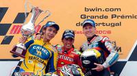 Toni Elias (tengah), membuat kejutan dengan mengalahkan Valentino Rossi (kiri) dan Kenny Roberts Jr. untuk memenangi balapan MotoGP Portugal di Sirkuit Estoril pada 2006. (alamy.com)