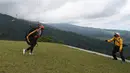 Seorang paraglider bersiap untuk lepas landas dari lereng bukit di Puncak, Bogor, Jawa Barat, Kamis (2/12/2021). Destinasi wisata alam Bukit Paralayang Puncak Bogor sangat cocok untuk dikunjungi pada liburan akhir pekan bersama keluarga, sahabat maupun pasangan tercinta. (Goh Chai Hin/AFP)