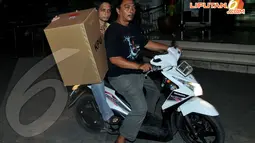Selain dengan angkutan bajaj, logistik pemilu juga diangkut dengan menggunakan sepeda motor  di Kelurahan Menteng Atas, Jakarta, Selasa (8/4/2014) (Liputan6.com/JohanTallo).