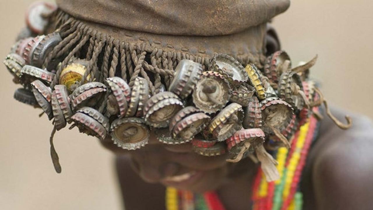Potret suku di Afrika ubah tutup botol & arloji bekas jadi perhiasan