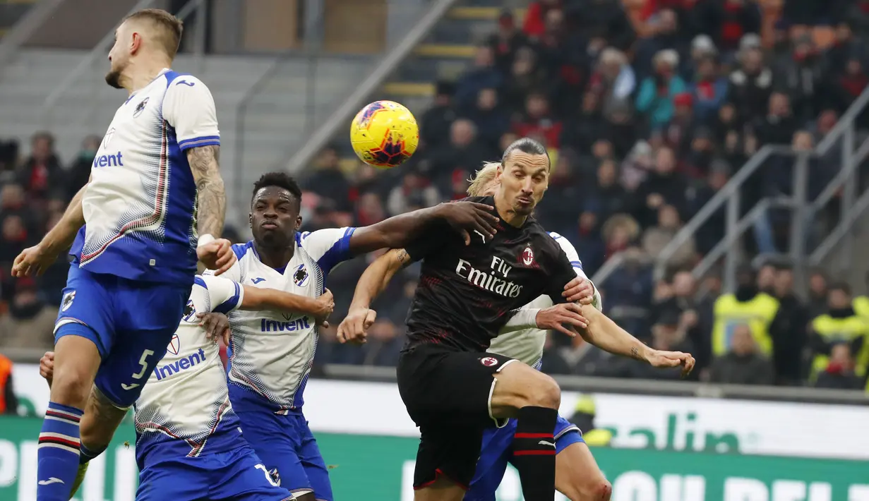 Striker AC Milan, Zlatan Ibrahimovic berusaha mengejar bola dari kawalan para pemain Sampdoria pada pertandingan lanjutan Liga Serie A Italia di stadion San Siro (6/1/2020). Ibrahimovic kabarnya mendapat bayaran 3,5 juta euro (Rp 54 miliar) per musim dari I Rossoneri. (AP Photo/Antonio Calanni)