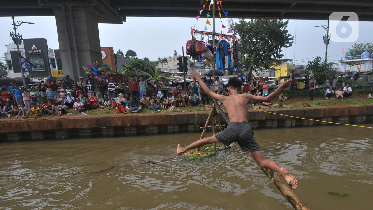 Keseruan Lomba Titian Bambu dan Gebuk Bantal Ala Warga Kalimalang Berita Viral Hari Ini Kamis 19 September 2024