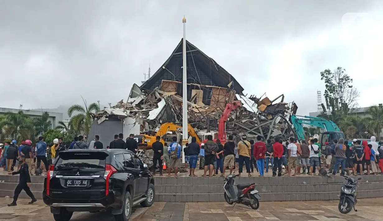 Suasana Kantor Gubernur Sulawesi Barat pasca Gempa Bumi dengan Magnitudo 6,2 mengguncang Majene pada Jumat 15 Januari 2021 pada pukul 02.24 Wita. (Liputan6.com/Abdul Rajab Umar)