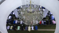 Selama Ramadhan, seluruh aktivitas ibadah terpusat di masjid. Selain berbuka puasa, salat berjemaah, hingga saling berbagi kebutuhan di antara masyarakat setempat. (AP Photo/Louise Delmotte)