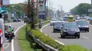 Seorang pengendara motor nekat melawan arus lalu lintas di Tol Cengkareng, Banten, Selasa (22/8). Diduga pengendara ini motor salah membaca rambu jalan, aksi ini terjadi sekitar pukul 13.00 WIB. (Liputan6.com/Helmi Fithriansyah)