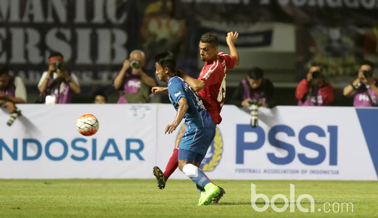 Pemain Persib Bandung, Febri Haryadi berusaha melewati hadangan pemain Semen Padang pada perebutan tempat ketiga Piala Presiden 2017 di Stadion Pakansari, Bogor, Sabtu (11/3/2017). (Bola.com/Nicklas Hanoatubun)