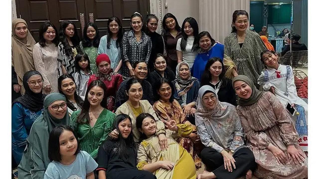 6 Potret Kehangatan Liza Natalia dan Ashanty di Acara Bukber Keluarga Besar