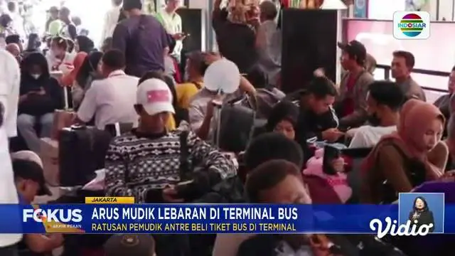 Fokus : Angin Kencang Terjang Banyuwangi, Peserta Pawai Budaya di Jalan Berhamburan