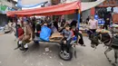 <p>Warga Palestina menggunakan gerobak yang ditarik keledai untuk transportasi di Khan Yunis di Jalur Gaza selatan, karena kekurangan bahan bakar mobil di tengah pertempuran yang sedang berlangsung antara Israel dan Hamas, 28 Oktober 2023. (Mahmud HAMS / AFP)</p>
